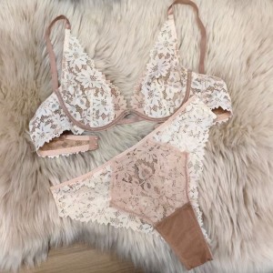 Lenouveau style de lingerie française se déroule pour les femmes. Il\\est un sexy et ultra-Un soutien-gorge en dentelle mince réglé dans des tailles plus. Il peut rendre les gros bustes plus petits et empêcher SaggingW5546Price:$139.99
