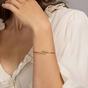 4K Gold plaqué Forever Love Knot Infinity Bangle Bracelets pour femmes Bracelet de bracelet en or ajusté en or pour les femmes élégantes or-Bracelet manchette ouvert avec conception denœuds - bijoux minimaliste moderne pour usure qu...