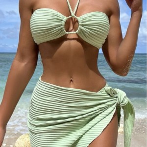Sexie de maillot de bain en bikini trois-Piece Ensemble avec une jupe transparente, licou-Style de cou, maillot de bain en couleur unie pour les femmes, disponible en stock et plusieurs couleurs SY816 Prix:$79,99