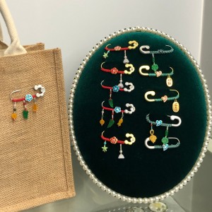 Chinois-Style Brooch Lucky