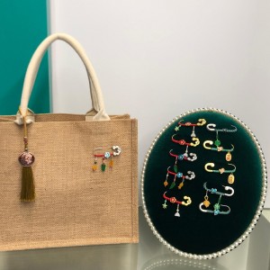 Chinois-Style Brooch Lucky